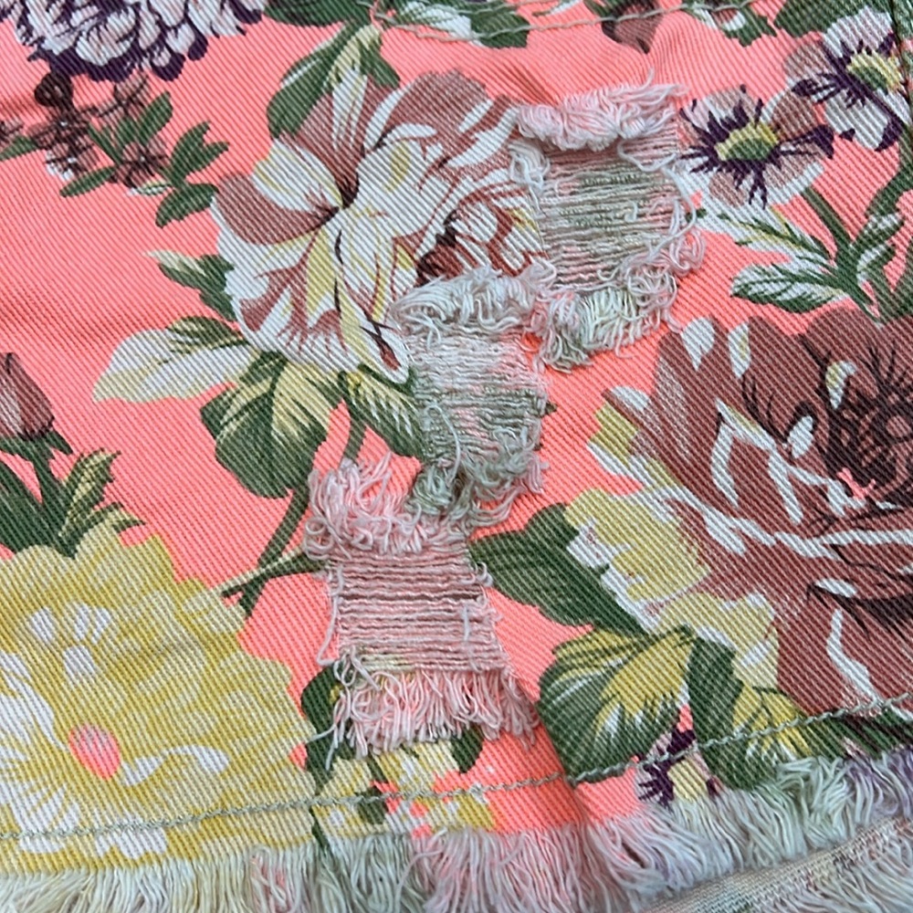 Bongo Coral Floral Print Distressed Jean Shorts Size 9. NWOT. Fringe hem. CUTE. - Picture 3 of 7